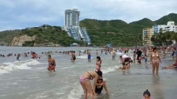 Turistas ingresaron a la playa de El Rodadero pese a las restricciones