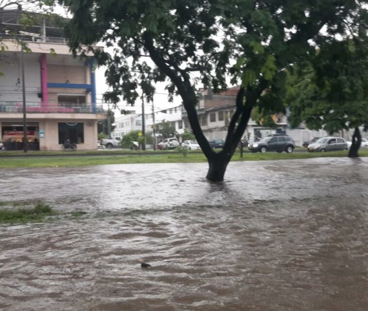 Un fuerte aguacero colapasó la movilidad en buena parte de Cali