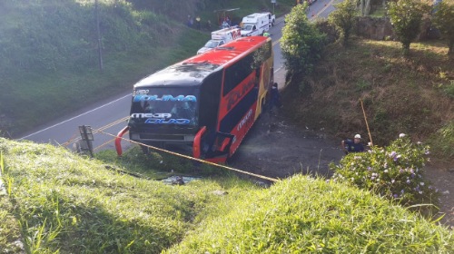 Un muerto y varios heridos deja accidente de autobús en la vía Bogotá-Sasaima