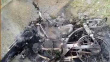 Una moto se incendió en la urbanización El Recuerdo 