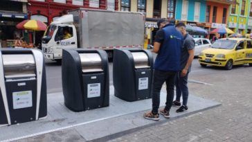 Vigías ambientales enseñan a los ciudadanos cómo usar el sistema de soterrados