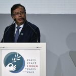 "Dos decisiones mundiales nos condenaron a ser un lugar de muerte y fosas comunes": Petro en Foro de Paz de París