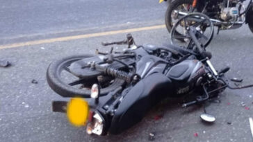 ¡Casi se mata! Motociclista se cayó desde el puente vehicular de la NQS