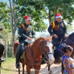 A caballo tres Policías anticiparon aguinaldos a los niños de una vereda de Bolívar