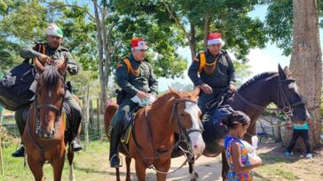 A caballo tres Policías anticiparon aguinaldos a los niños de una vereda de Bolívar