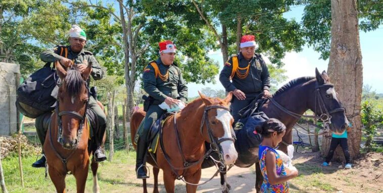 A caballo tres Policías anticiparon aguinaldos a los niños de una vereda de Bolívar