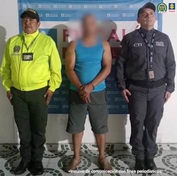 En las imágenes aparecen tres sujetos custodiados por funcionarios del CTI y agentes de la Policía Nacional.