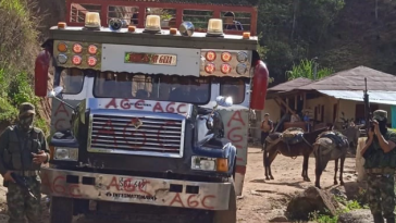 Aparentes integrantes del Clan del Golfo bajaron a pasajeros de 'chiva' para marcarla, en Argelia, Antioquia