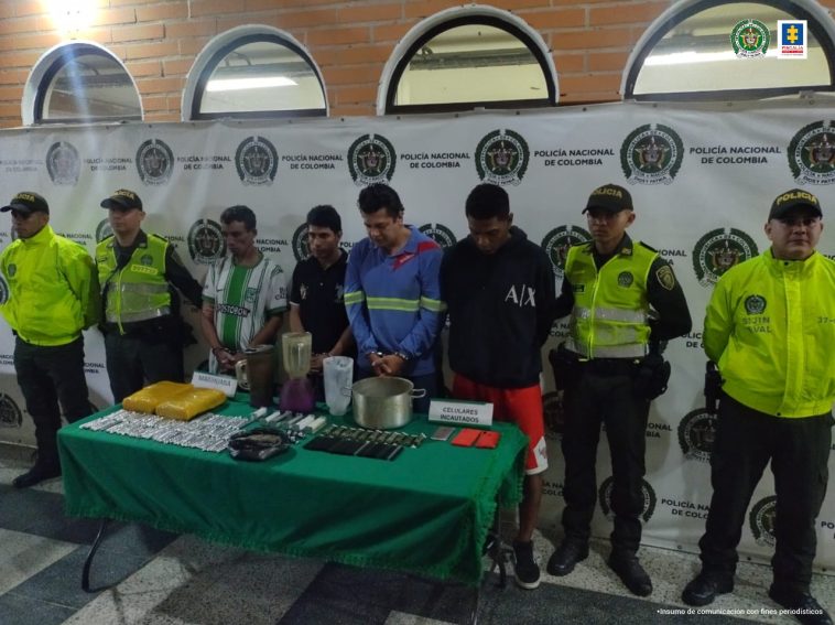 En la fotografía están los 4 procesados con 4 servidores de la Policía Nacional