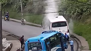 Bomberos atendieron el incendio de un bus en Manizales