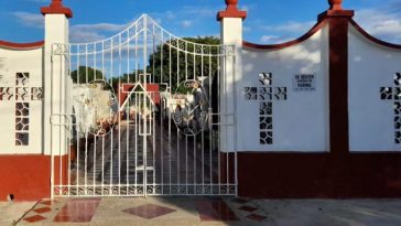 Los dolientes colaboraron esta vez con la limpieza del cementerio.