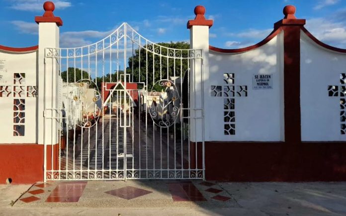 Los dolientes colaboraron esta vez con la limpieza del cementerio.