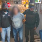 En la fotografía aparece un hombre capturado, acompañado de un servidor del CTI y un uniformado de la Policía Nacional.