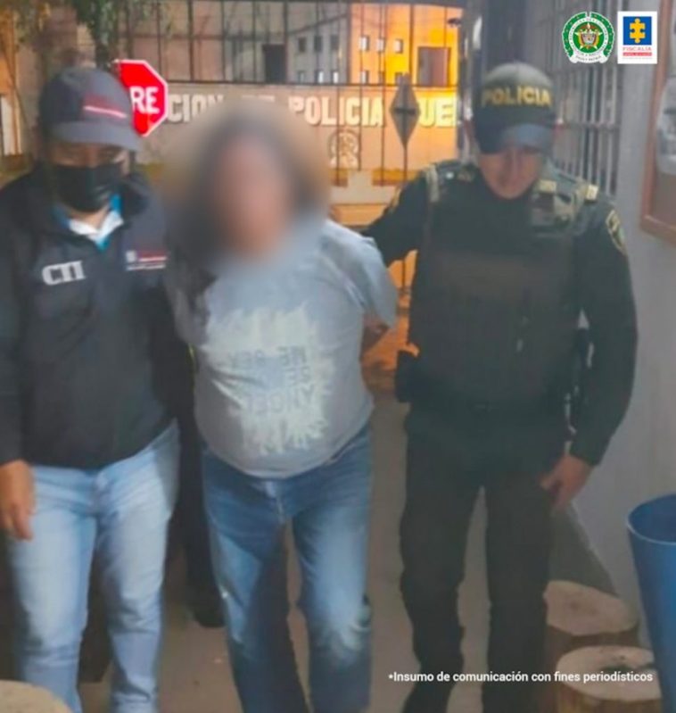 En la fotografía aparece un hombre capturado, acompañado de un servidor del CTI y un uniformado de la Policía Nacional.