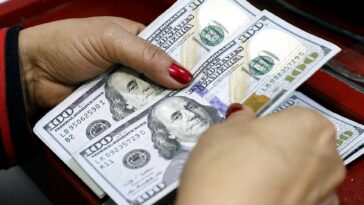 El dólar en Colombia registró una baja muy leve