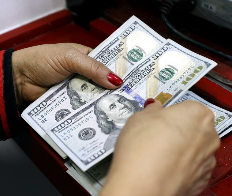 El dólar en Colombia registró una baja muy leve