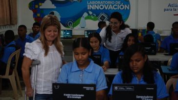 La Gobernadora Elsa Noguera junto a un grupo de estudiantes.