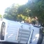 En Barranquilla una minivan perdió el control y chocó con un taxi, en el accidente un menor falleció