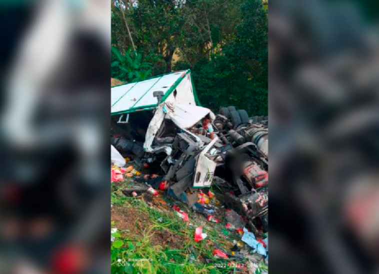 En video: Graban mula que iba sin frenos y termina chocando con camión; dos muertos y un herido