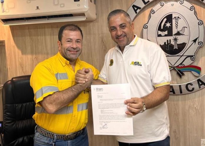 Juan Carlos García Juan Carlos García Otero, gerente de Asuntos Sociales de Cerrejón haciéndole entrega a Mohamad Dasuki, alcalde de Maicao, el documento que acredita al municipio como propietario del autobús.Otero, gerente de Asuntos Sociales de Cerrejón haciéndole entrega a Mohamad Dasuki, alcalde de Maicao del documento que lo acredita como propietario del autobús.