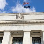Fed 'suaviza' su actitud y sube 50 puntos básicos las tasas de interés