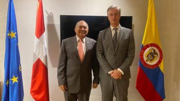 El guajiro, Amylkar David Acosta Medina junto a Erik Høeg, embajador de Dinamarca en Colombia.