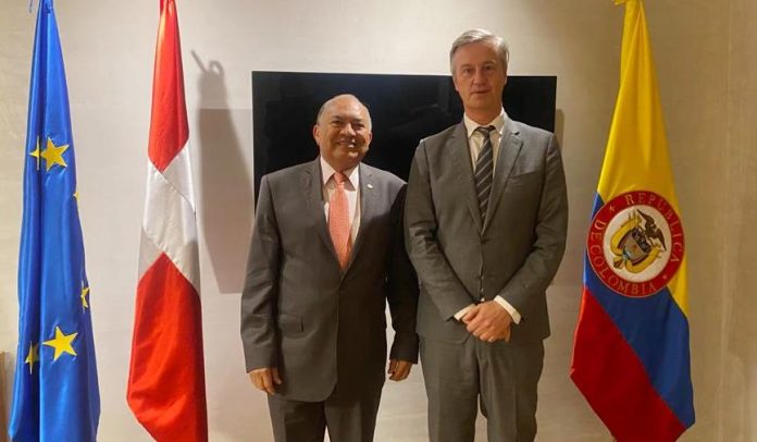 El guajiro, Amylkar David Acosta Medina junto a Erik Høeg, embajador de Dinamarca en Colombia.