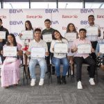 Jóvenes vulnerables, hijos de microempresarios, recibieron 10 becas universitarias, entregadas por BBVA y Bancamía