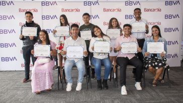 Jóvenes vulnerables, hijos de microempresarios, recibieron 10 becas universitarias, entregadas por BBVA y Bancamía