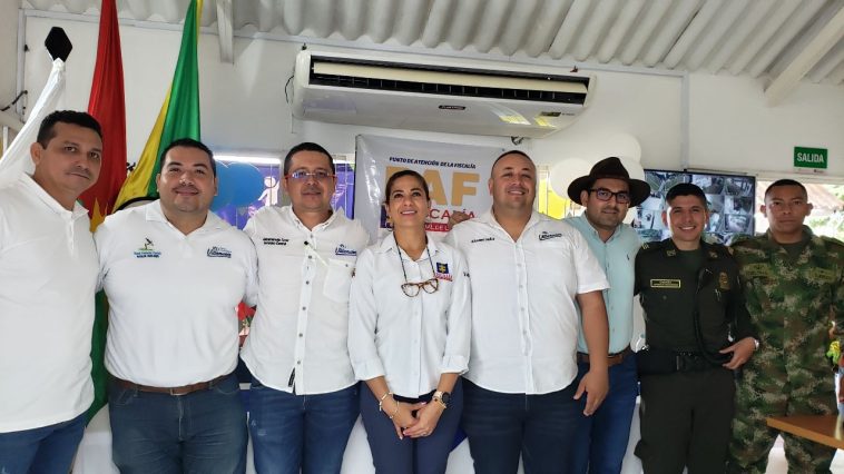 En la imagen aparecen las principales autoridades municipales junto con la Directora Seccional Arealy González.