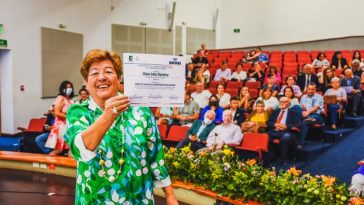 La edad no será obstáculo: 102 adultos mayores recibieron diplomas por aprobar cursos en la Uniquindío