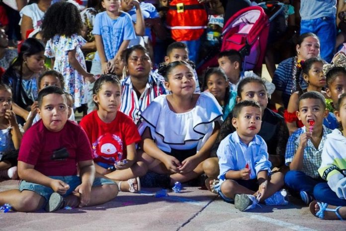 Los niños de Fonseca, quedaron contentos con la llegada del show ‘Encanto de Navidad’, liderado por Carmen Cecilia Mendoza Berardineli.