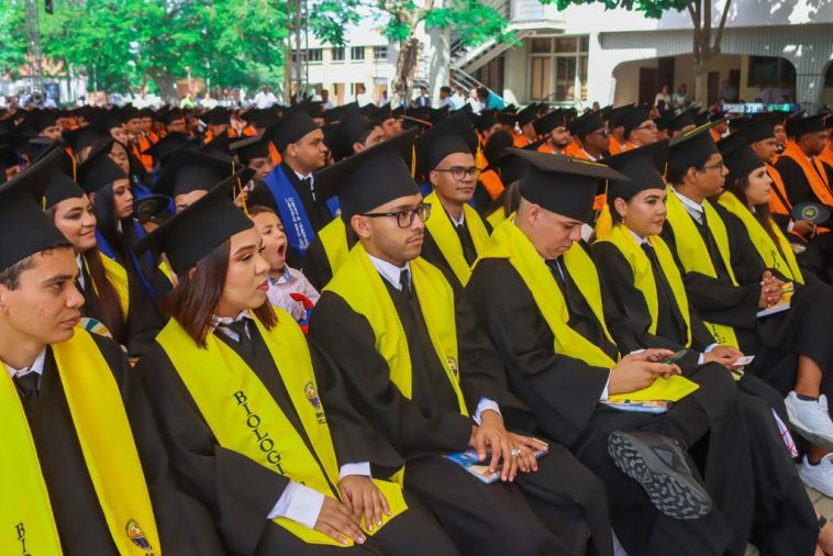 Más de 800 estudiantes se graduaron como profesionales en la Unimagdalena