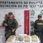 Motociclistas abandonan paquetes de marihuana al percatarse de la presencia de la Fuerza Pública