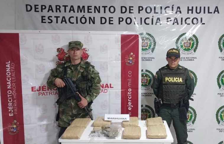 Motociclistas abandonan paquetes de marihuana al percatarse de la presencia de la Fuerza Pública