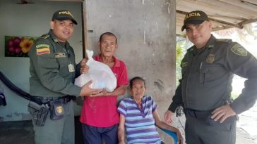 Policía de Vecindario entregó mercados a familias de Cantaclaro
