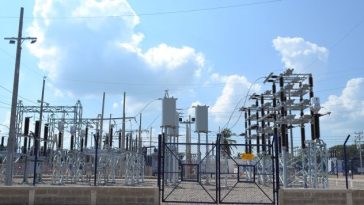 Trabajos de mantenimiento preventivo en la Bahía del Transformador Cuestecitas para que la energía siga iluminando hogares guajiros.