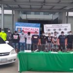 En la fotografía aparecen los presuntos integrantes del grupo delincuencial Los Toyoteros, junto a investigadores del CTI y Policía Nacional