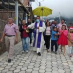 Sacerdote bendijo vía de acceso del barrio Potrerillo de Sandoná