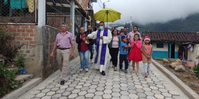 Sacerdote bendijo vía de acceso del barrio Potrerillo de Sandoná