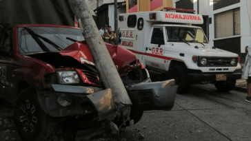 Un vehículo se estrelló contra un poste en el barrio La Argentina