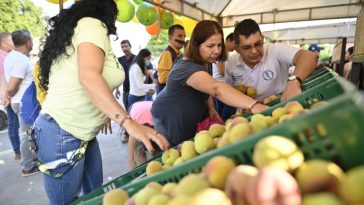 Una tonelada de duraznos compró el gobernador para damnificados