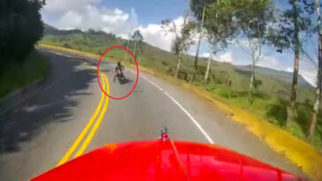 [VIDEO] Motociclista ‘se comió’ la curva y casi le da de frente a una tractomula