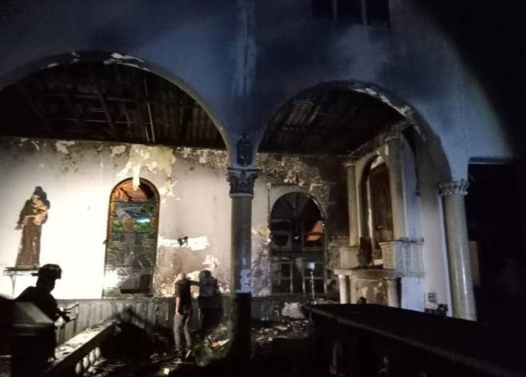 Video: Incendio consumió una parte de la estructura de la iglesia de Salento, Quindío