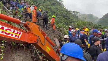 Ya son 16 los cuerpos rescatados del alud que sepultó un bus en la vía Risaralda - Chocó