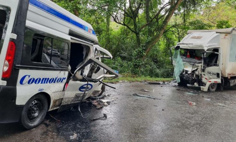 9 muertos dejó fatal accidente entre un bus y un camión en el Huila