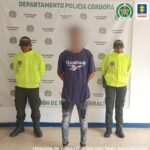 En la imagen se ve una persona capturada entre dos policías.