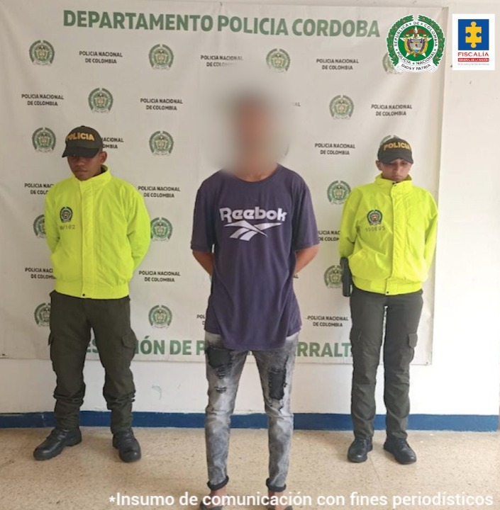 En la imagen se ve una persona capturada entre dos policías.