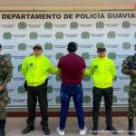 El capturado aparece en el centro de la imagen, de espaldas. Lo acompañan dos uniformados de la Policía y dos del Ejército.