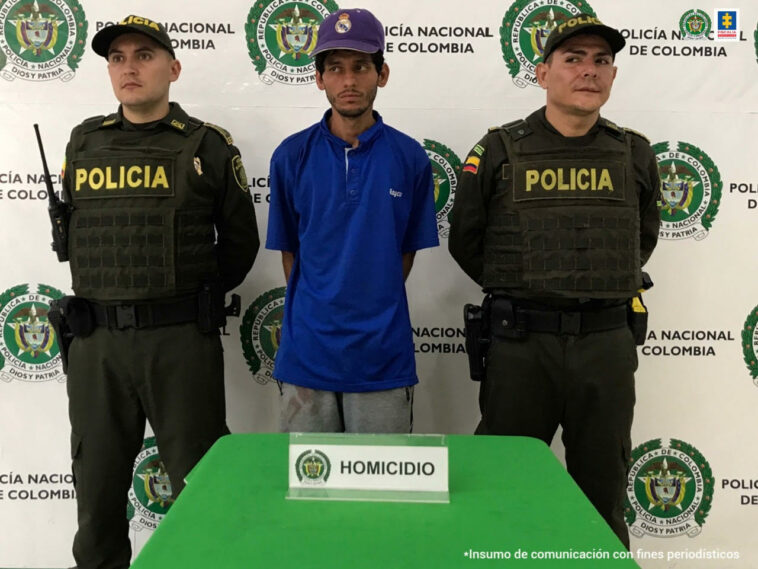 En la foto se puede apreciar dos miembros de la Policía que están custodiando al hoy asegurado. 